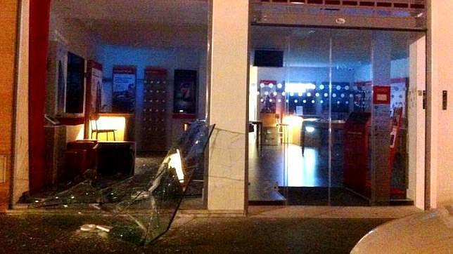 Cinco encapuchados roban en una tienda de móviles tras destrozar el escaparate