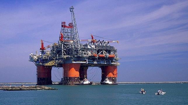 Fotografía de archivo de la British Petroleum de una refinería en el Golfo de México