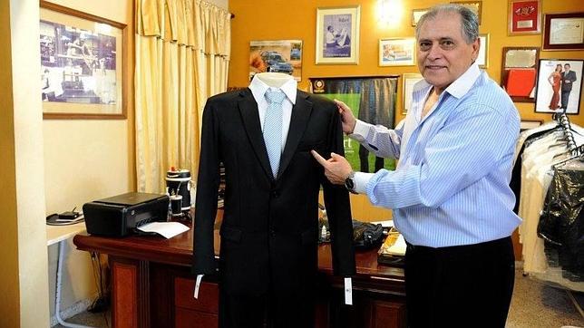 Un sastre paraguayo inventa el «traje contra la corrupción»