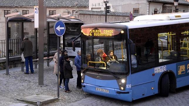 La oposición lamenta la «falta de diligencia» de Page con los autobuses