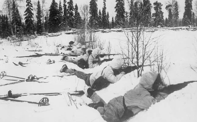 Tropas finlandesas desplegadas a lo largo de toda la frontera con la URSS