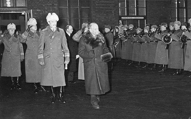 El presidente finlandés, Kyösti Kallio, pasa revista a las tropas acompañado del mariscal Mannerheim, general en jefe del ejército