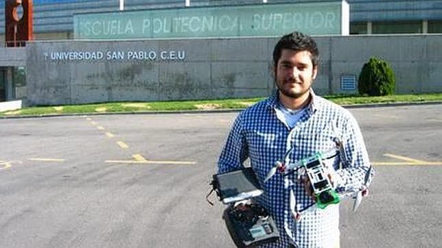 Eduardo Chamorro muestra el «dron plegable» que diseñó con con materiales de bajo coste