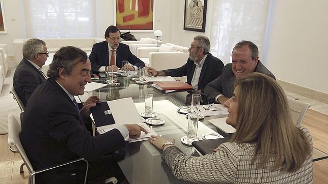 Rajoy y Báñez citan a Rosell, Toxo y Méndez para pactar la nueva ayuda a los parados