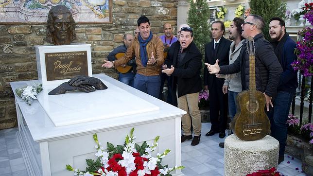 El mausoleo de Paco de Lucía ya ilumina Algeciras