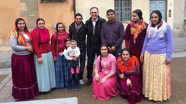 La foto del presidente de la Toscana con una familia gitana desata comentarios racistas