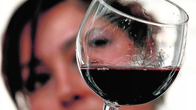 La sanidad inglesa advierte de que un vaso de vino equivale a tres tragos de vodka