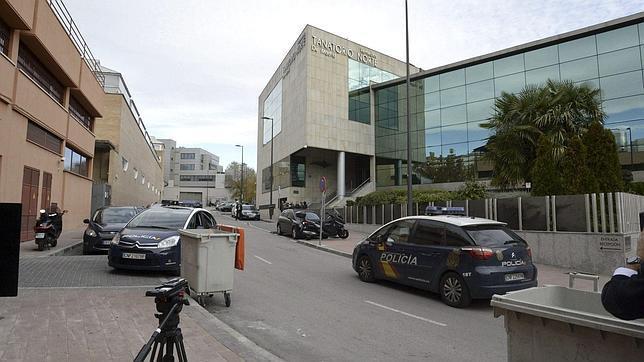 Dos detenidos por agredir a un cámara a la salida del féretro de «Jimmy» hacia La Coruña