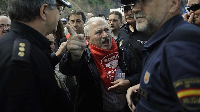 El histórico sindicalista Fernández Villa, en el centro de la imagen, en una protesta de mineros