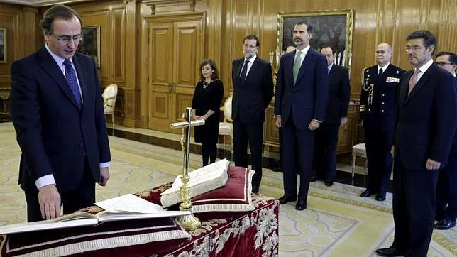 El nuevo ministro de Sanidad, Servicios Sociales e Igualdad, Alfonso Alonso (i), durante la jura de su cargo ante el Rey, esta mañana en La Zarzuela