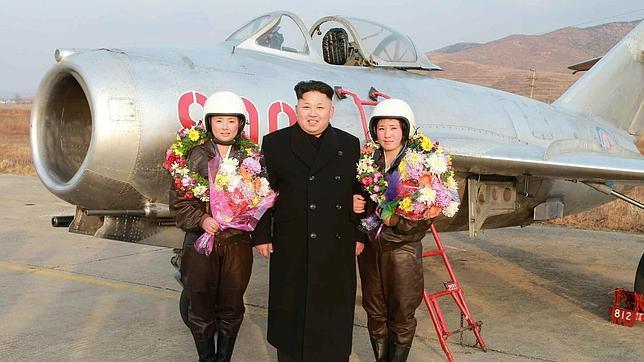 Kim Jong-un con las primeras mujeres pilotos de aviones de combate de Corea del Norte