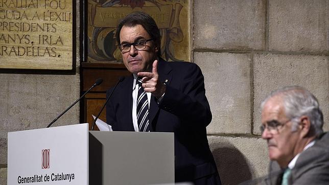 Mas pronuncia un discurso en presencia del fiscal superior de Cataluña, José María Romero de Tejada