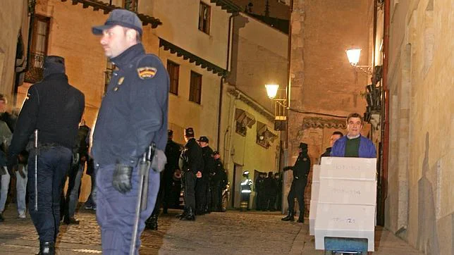 Imagen de la salida de documentos del Archivo de Salamanca en febrero de 2013