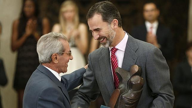 Bahamontes recibe el Premio Nacional del Deporte de manos del Rey