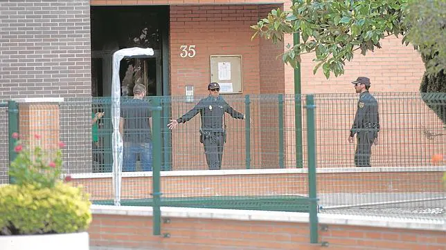La Policía custodia la entrada de la vivienda de la auxiliar de enfermería de Alcorcón, antes de proceder a su limpieza