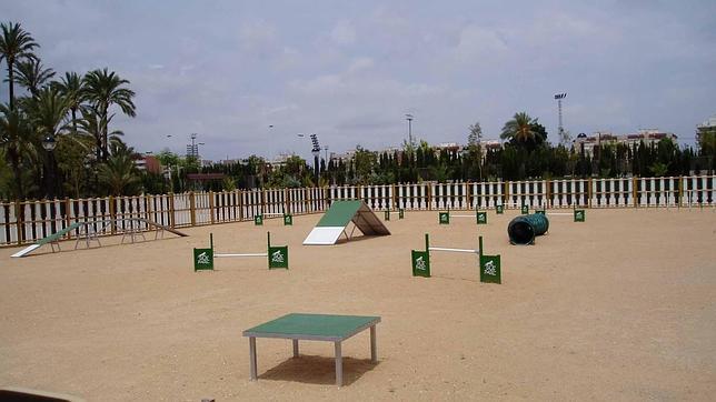 Un rincón dedicado a los perros en el parque del V Centenario de Utrera