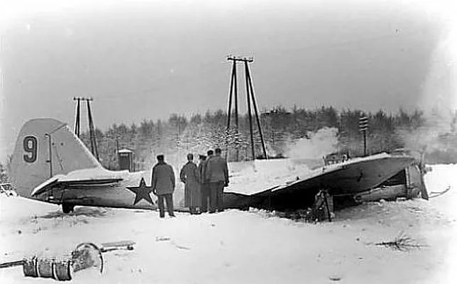 Un bombardero soviético abatido por la artillería antiaérea finlandesa