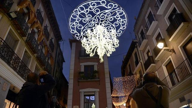 Toledo enciende la Navidad con su toldo de luces