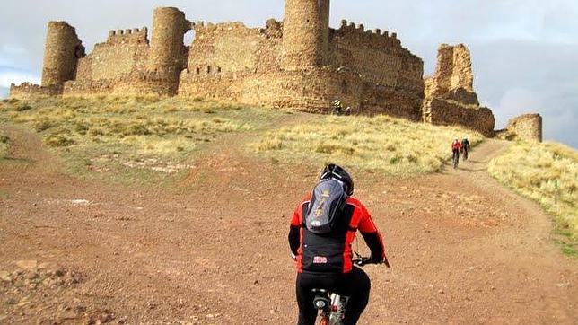 En el blog «Diario de un ciclista urbano» se puede encontrar esta ruta que llega a este impresionante castillo