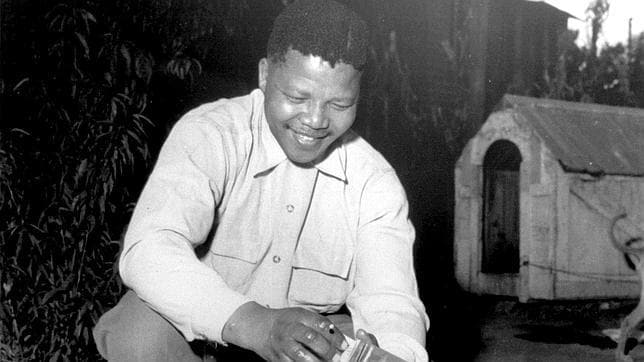 Nelson Mandela quemando sus documentos como protesta, en 1945