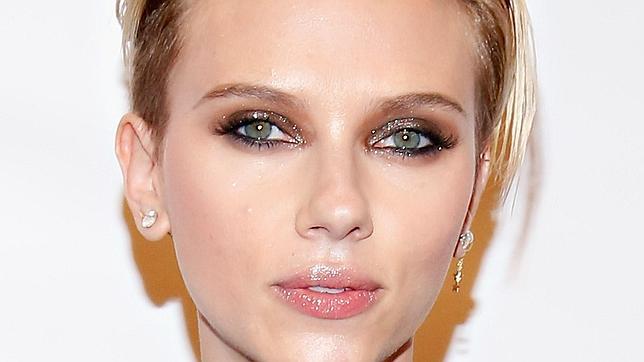 Scarlett Johansson se rapa media cabeza