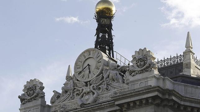El símbolo de Mercurio bajo el reloj de la sede del Banco de España, en la Plaza de Cibeles