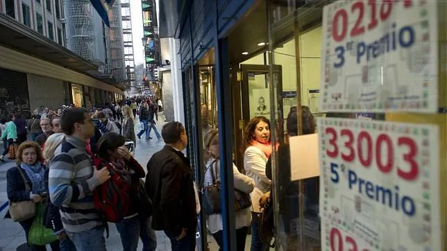 Largas colas en la calle de la Salud de Madrid para hacerse con un décimo de lotería en «Doña Manolita»