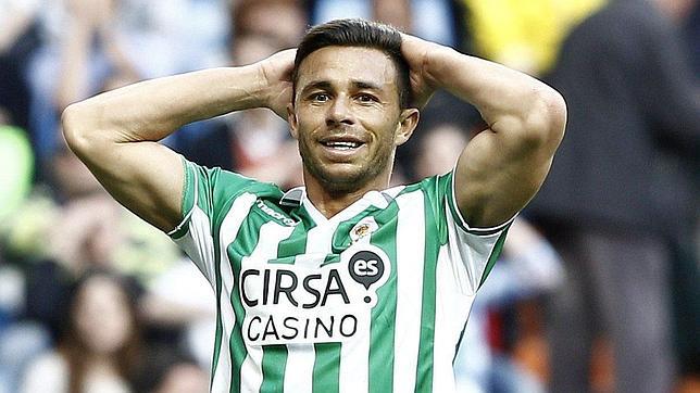 La juez procesa al jugador del Betis Rubén Castro por agredir y amenazar a su exnovia