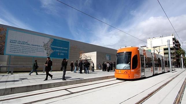 La línea 2 del Tram sigue creciendo en viajeros, un 10 por ciento en un mes