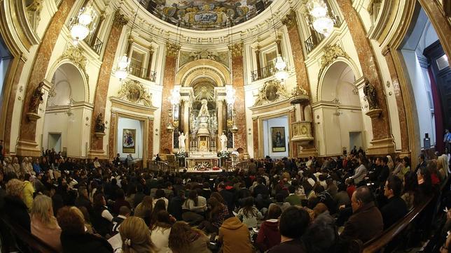 Inmaculada Concepción: la Basílica de Valencia se queda pequeña ante el fervor de los jóvenes