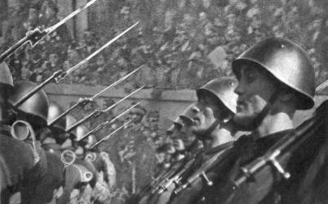Tropas italianas en un desfile durante 1939: aunque las reticencias a entrar en la guerra son políticas, tampoco el Regio Esercito se considera preparado para una intervención