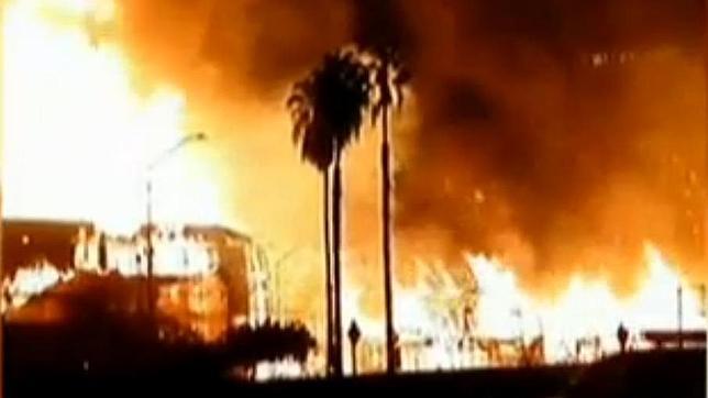 Un incendio de grandes proporciones se desata en el centro de Los Ángeles