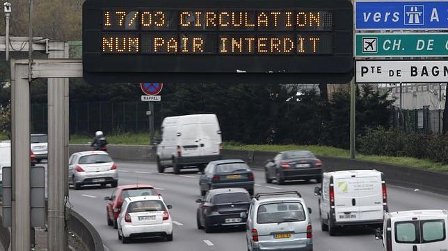 La alcaldesa de París prohibirá circular a los vehículos diésel en 2020