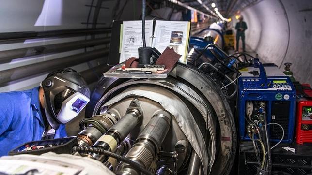 El LHC, «enchufado» a una tensión mil veces mayor que un electroméstico