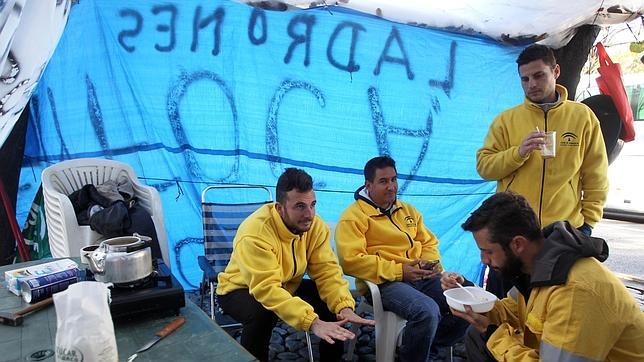 Eventuales del Infoca, casi dos meses acampados frente al Parlamento andaluz