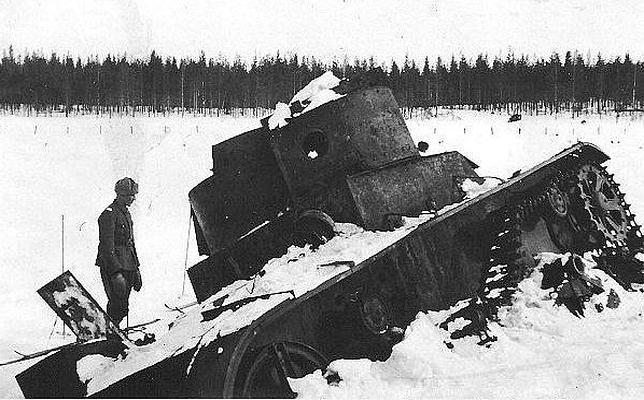 Un poderoso carro KV soviético abatido por la artillería anticarro finesa