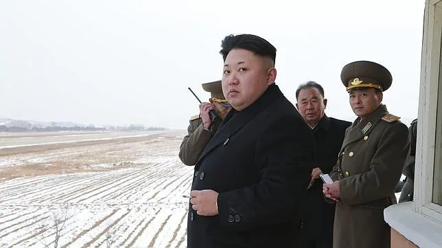 Kim Jong-un, con varios militares de Corea del Norte