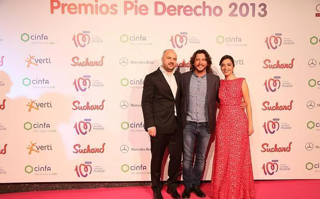 Javi Nieves y Mar Amate, junto a Manuel Carrasco, en la edición de los premios Pie Derecho el pasado año