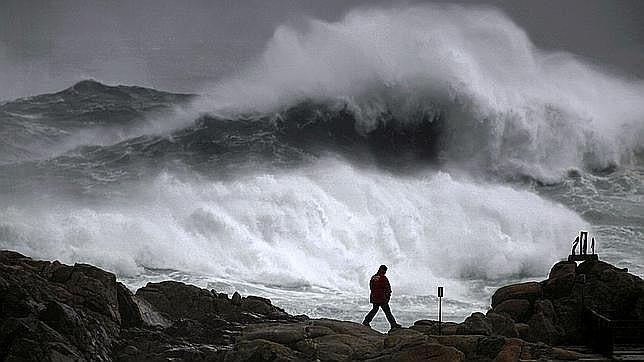 El litoral gallego, en aviso naranja por olas de más de cinco metros