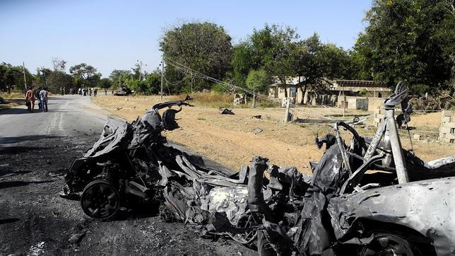 Vehículo supuestamente de Boko Haram quemado en una carretera de Mubi
