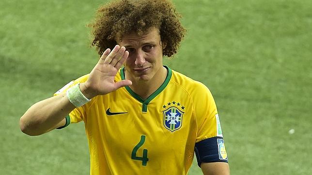 El jugador brasileño David Luiz llorando tras ser eliminados del Mundial de Brasil