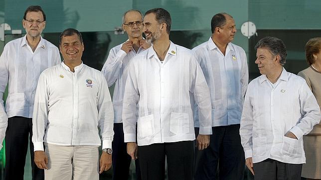 El Rey Felipe VI, junto a los presidentes de Perú, Ecuador, Colombia o España, luciendo su guayabera