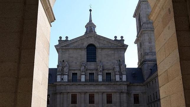 Los seis monarcas de la tribu de Israel sobre la puerta de acceso al templo