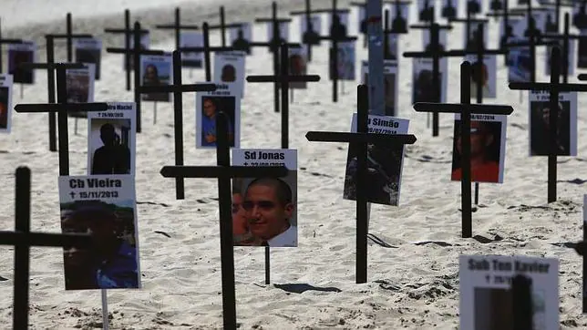La ONG Rio de Paz colocó este martes en la playa de Copacabana, en Río de Janeiro, 152 cruces que representan la cantidad de policías militares muertos por violencia en la ciudad durante los dos últimos años 2013 y 2014