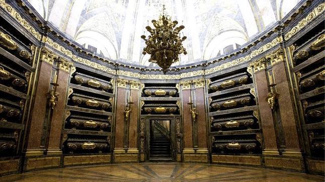 El panteón de Reyes donde descansan los restos de los monarcas tras pasar por el pudridero