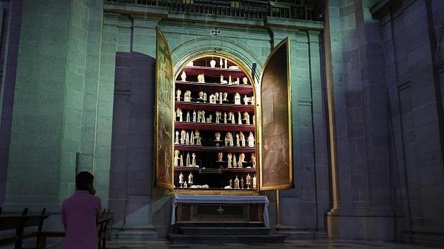 Un feligrés reza frente a uno de los relicarios escultóricos diseñados por Juan de Arfe