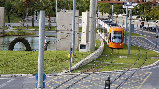 El TRAM de Alicante realizó durante la madrugada un simulacro de accidente con decenas de personas