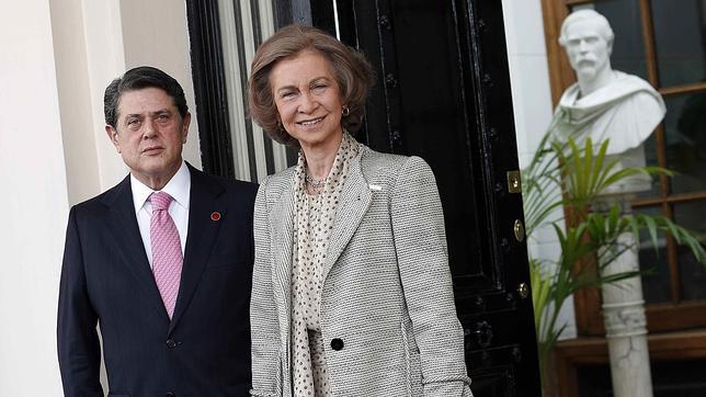 La reina Sofía junto al embajador de España en Reino Unido, Federico Trillo, en 2012