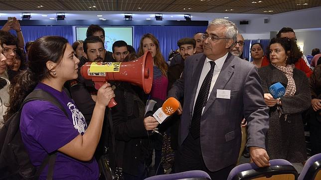 Una protesta de estudiantes bloquea el acceso del claustro de la Universidad de Sevilla