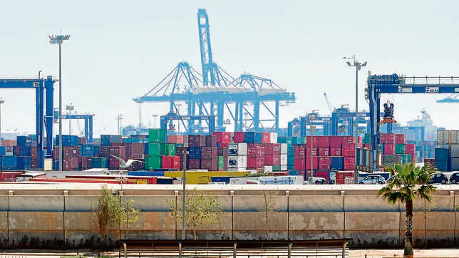 La UE declara ilegal la exclusividad de los estibadores del Puerto de Valencia para contratar